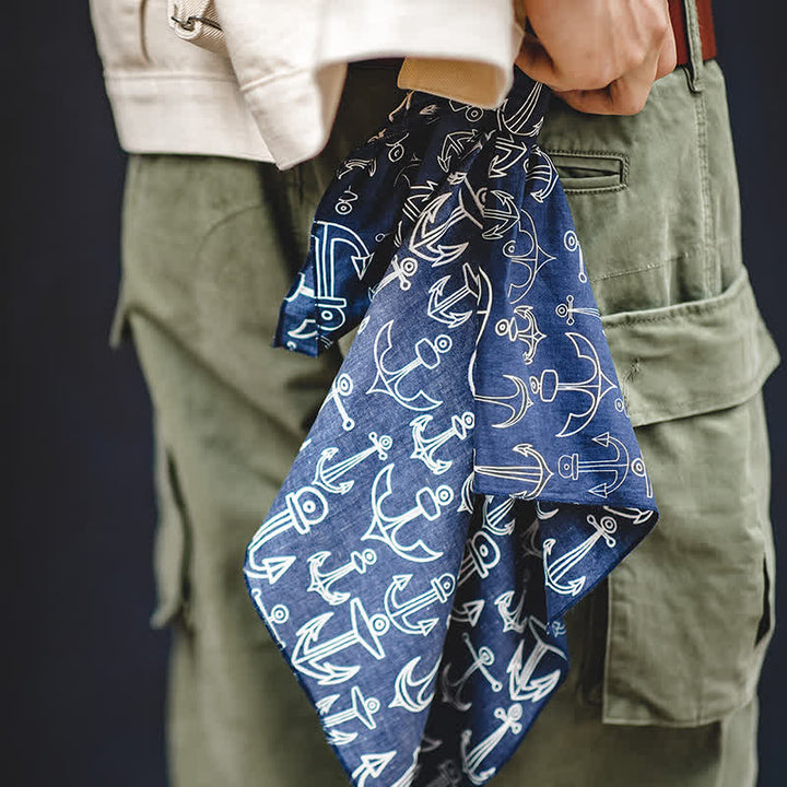 Foulard carré bleu marine avec boucle en cuir