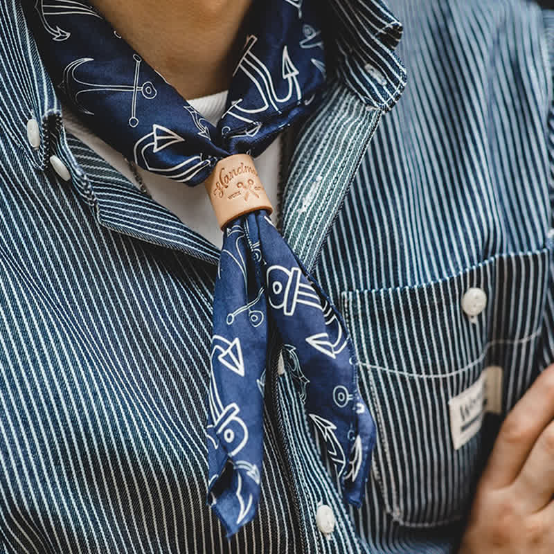 Foulard carré bleu marine avec boucle en cuir