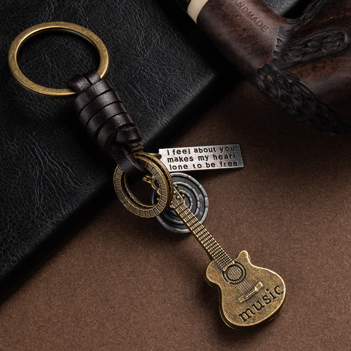 Porte-clés en cuir avec pendentif en forme de guitare musicale