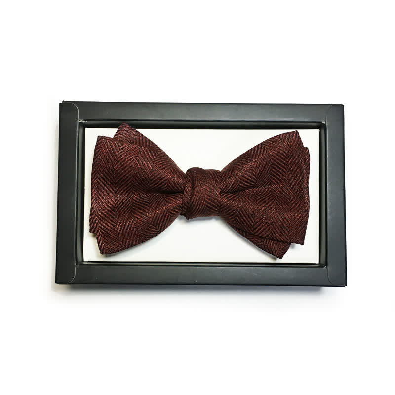 Nœud papillon rouge vin foncé pour homme avec broche florale à chevrons britannique