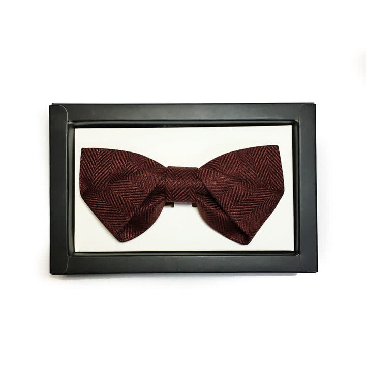 Nœud papillon rouge vin foncé pour homme avec broche florale à chevrons britannique