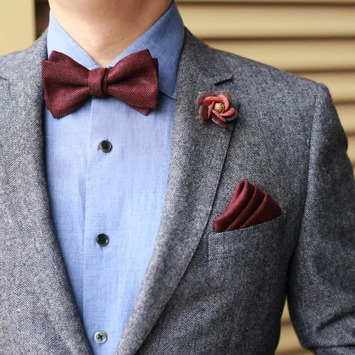 Nœud papillon rouge vin foncé pour homme avec broche florale à chevrons britannique