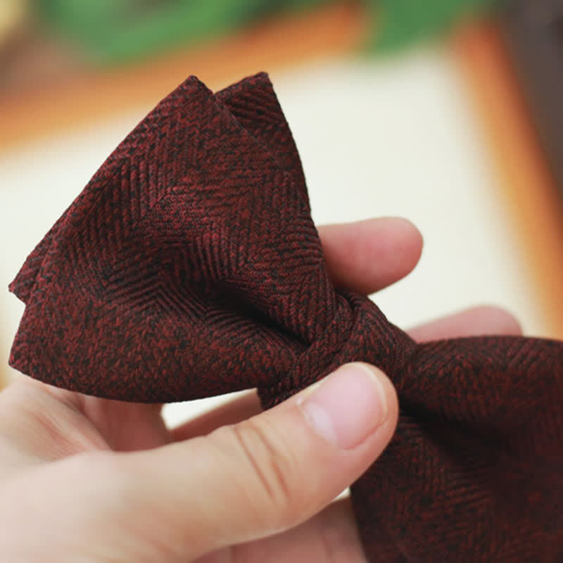Nœud papillon rouge vin foncé pour homme avec broche florale à chevrons britannique