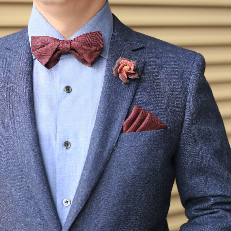 Nœud papillon rouge vin foncé pour homme avec broche florale à chevrons britannique