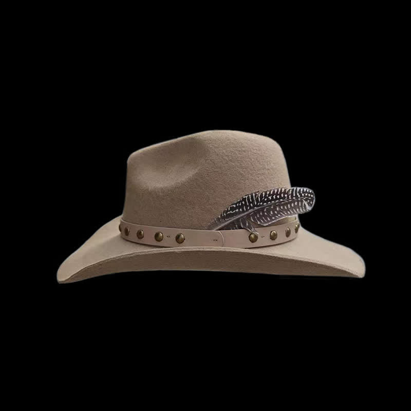 Chapeau de cowboy avec rivets et plumes cloutées