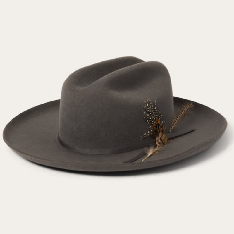 Chapeau de cowboy à plumes et rubans pour le festival des carnavals élégants