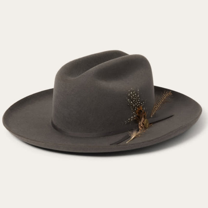 Chapeau de cowboy à plumes et rubans pour le festival des carnavals élégants
