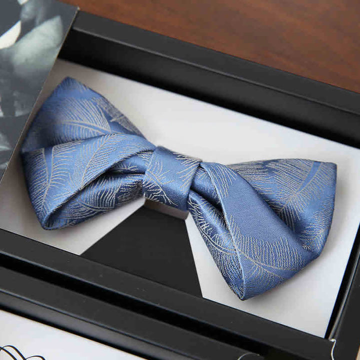 Nœud papillon bleu ciel clair à imprimé plumes subtiles pour homme