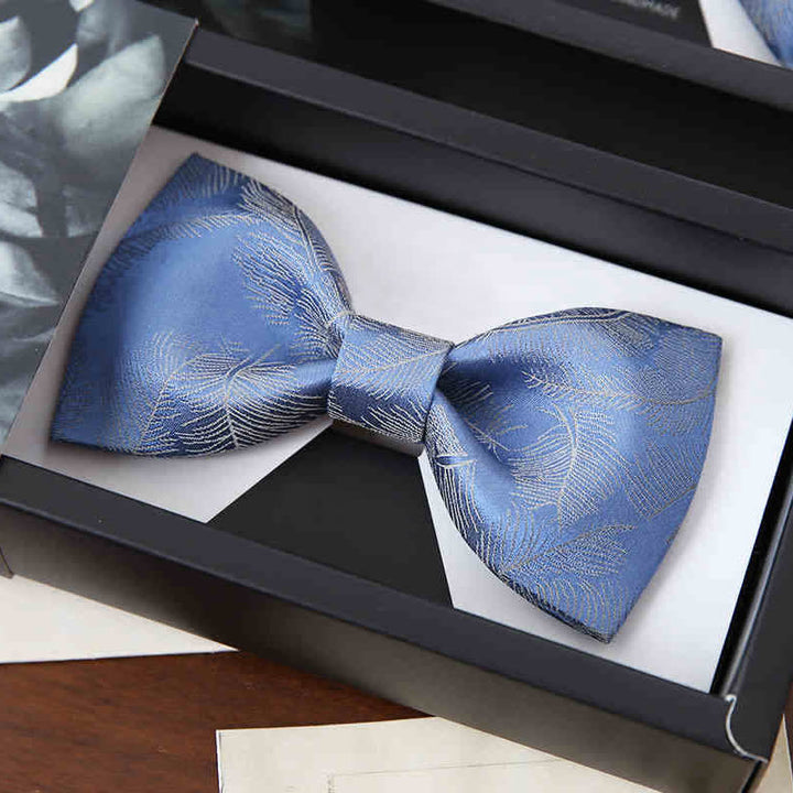 Nœud papillon bleu ciel clair à imprimé plumes subtiles pour homme