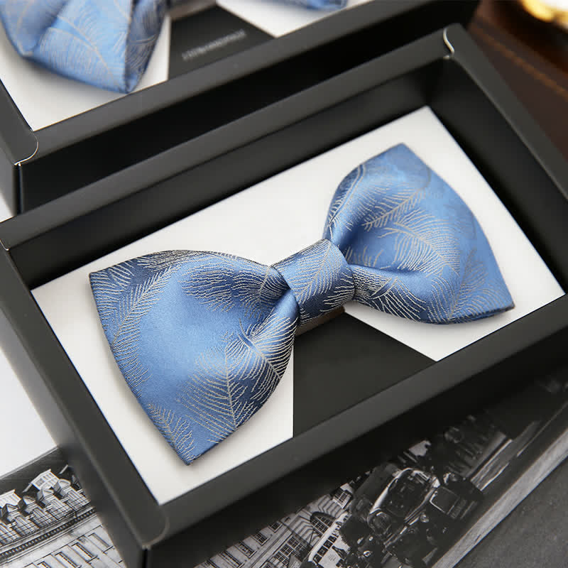 Nœud papillon bleu ciel clair à imprimé plumes subtiles pour homme