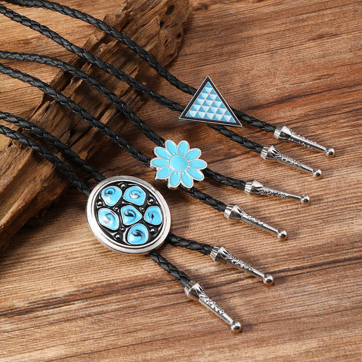 Cravate bolo triangulaire à fleurs ovales émaillées bleues