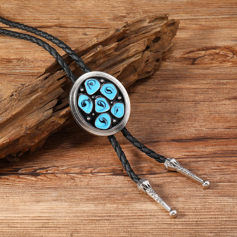 Cravate bolo triangulaire à fleurs ovales émaillées bleues