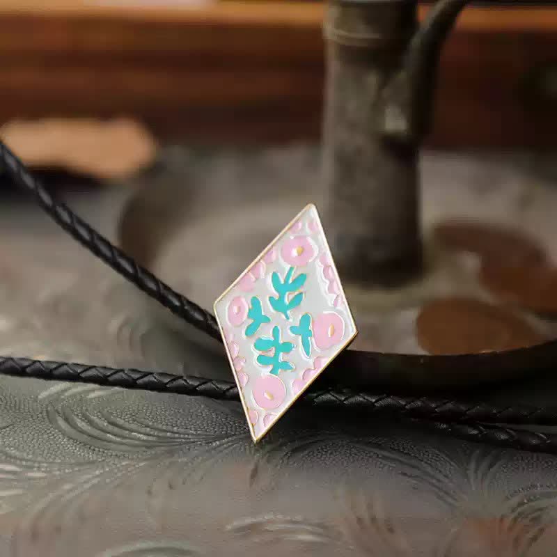 Cravate bolo rétro colorée à petites fleurs en forme de losange