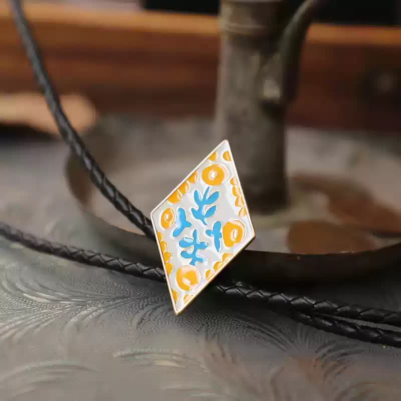 Cravate bolo rétro colorée à petites fleurs en forme de losange