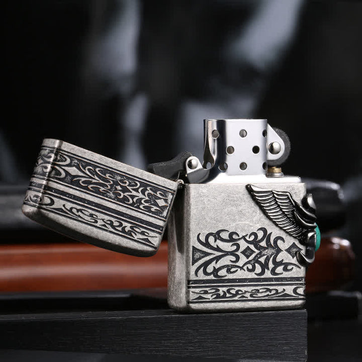 Briquet à pétrole rechargeable avec ailes d'aigle et incrustations de turquoise
