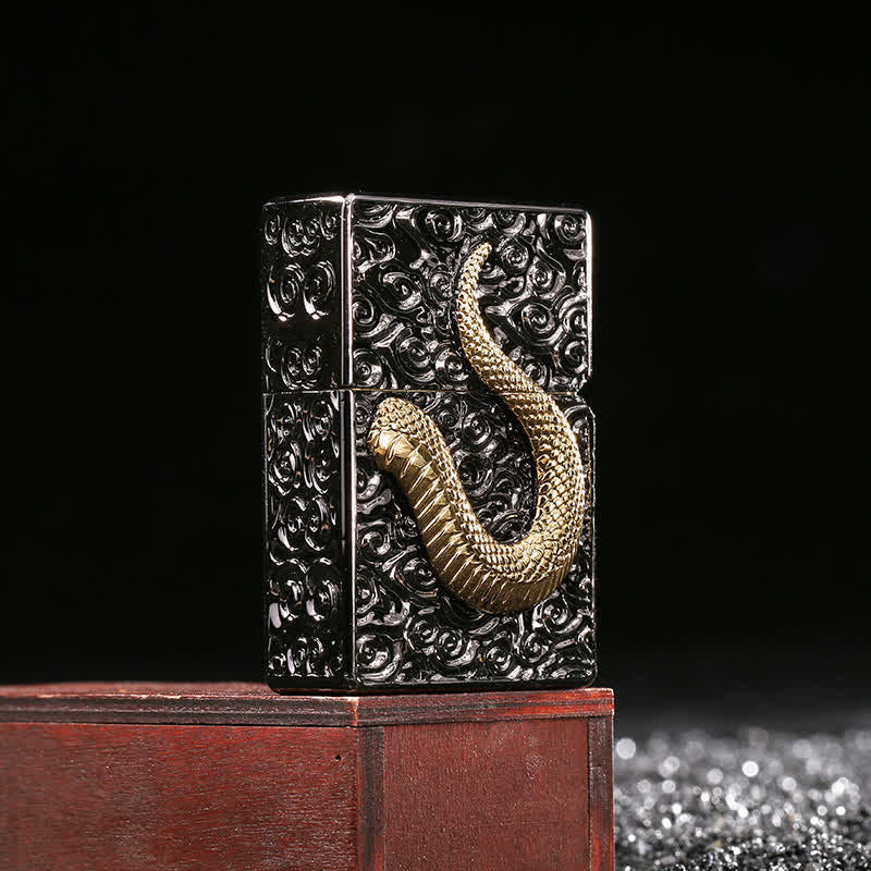 Briquet à kérosène rechargeable Cobra serpent noir et or - image 4