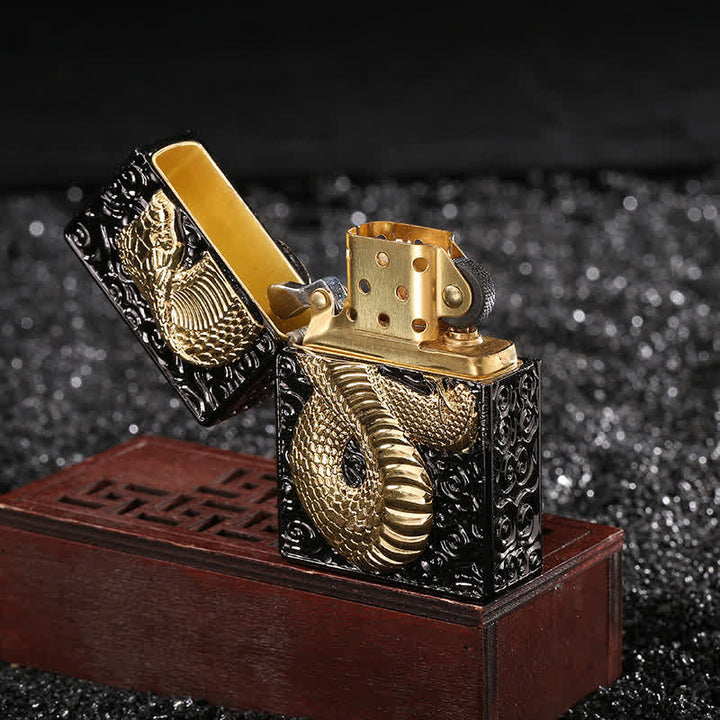 Briquet à kérosène rechargeable Cobra serpent noir et or - image 2