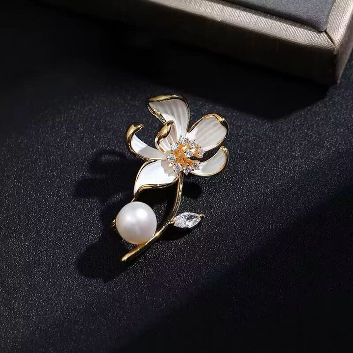 Broche classique en fausse perle pour femme avec fleur de lotus