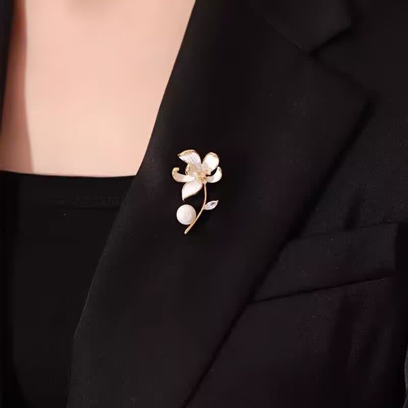 Broche classique en fausse perle pour femme avec fleur de lotus