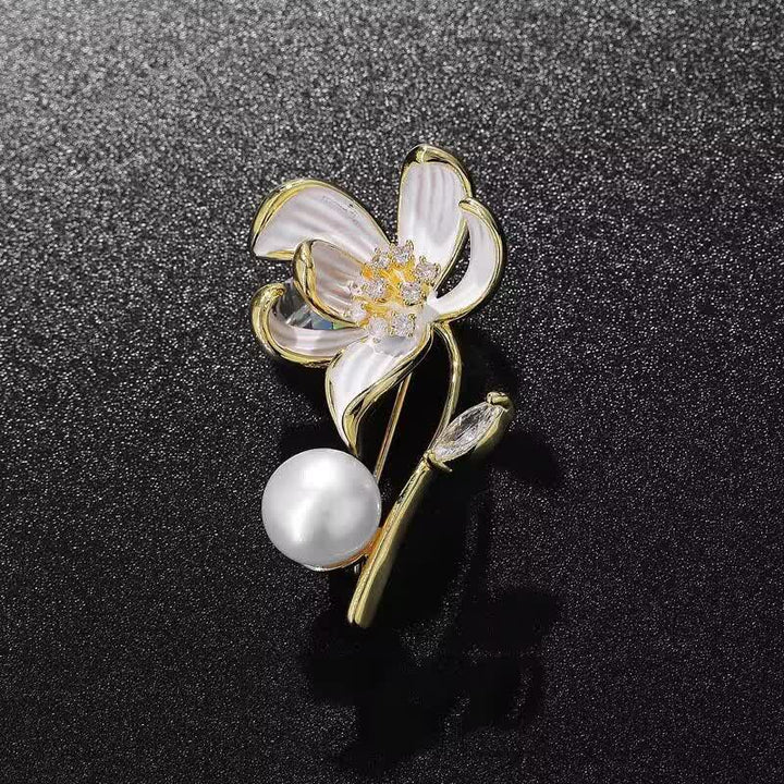Broche classique en fausse perle pour femme avec fleur de lotus