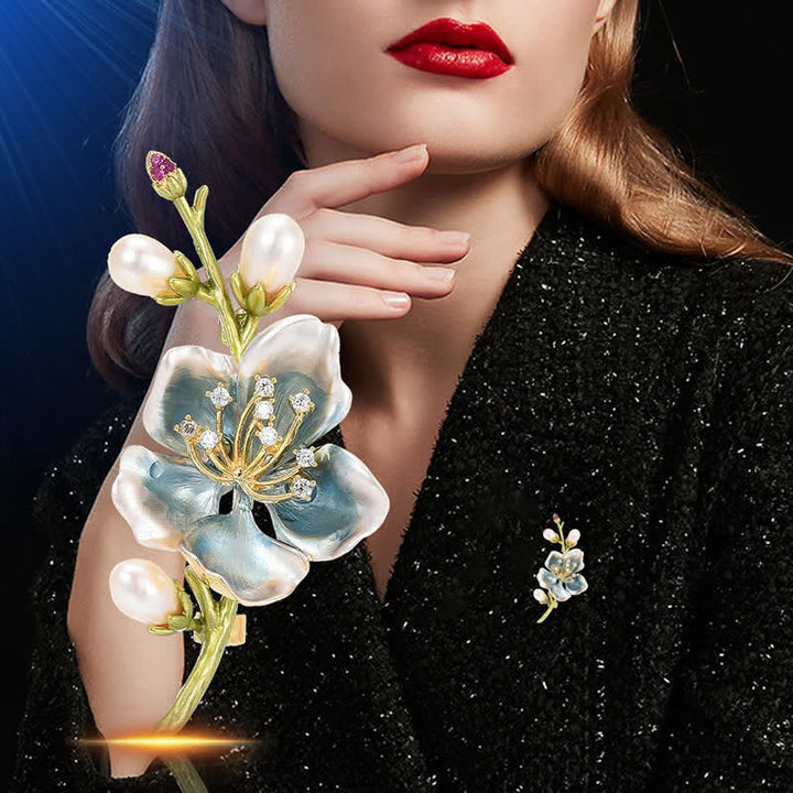 Broche en émail bleu avec fleur de magnolia et fausses perles pour femme