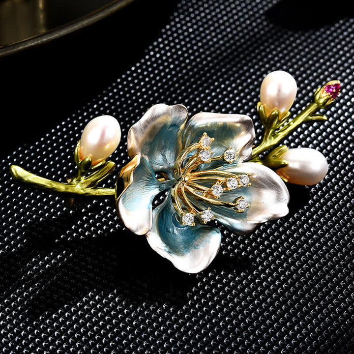 Broche en émail bleu avec fleur de magnolia et fausses perles pour femme