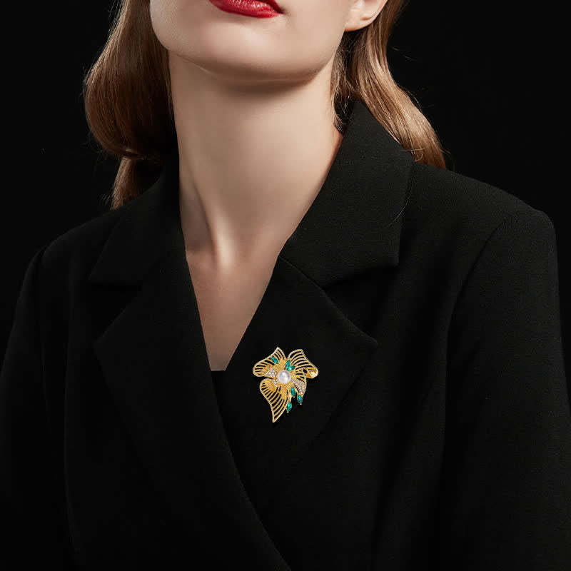 Broche en or avec feuille creuse et strass pour femme