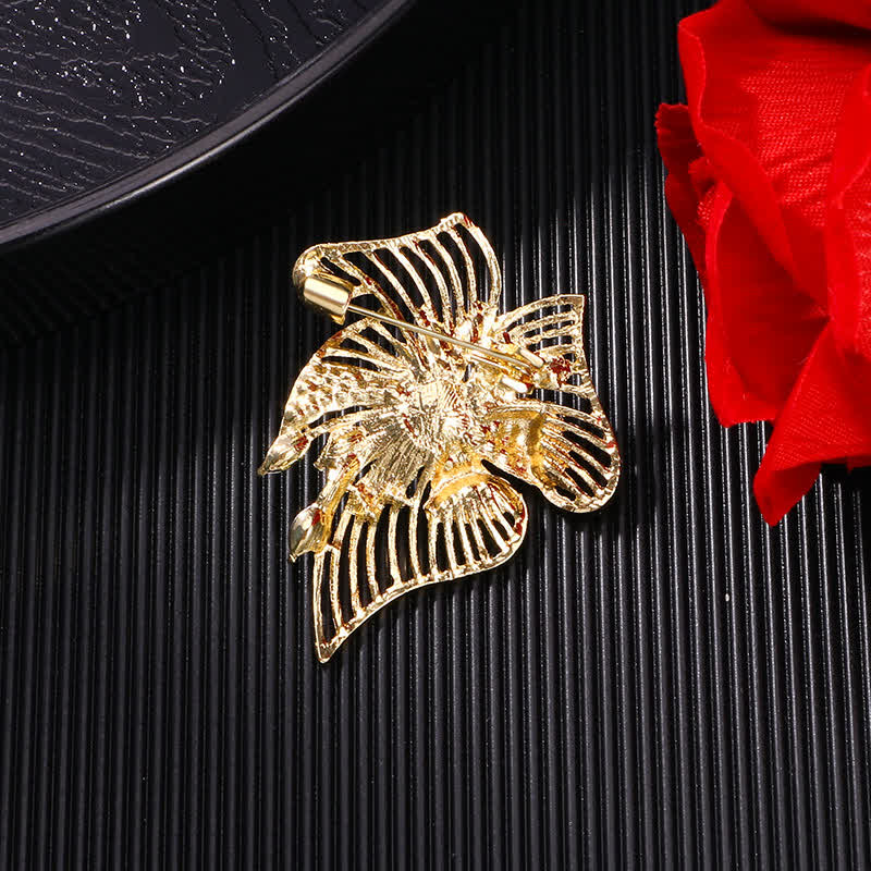 Broche en or avec feuille creuse et strass pour femme