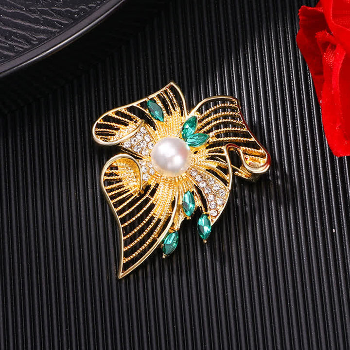 Broche en or avec feuille creuse et strass pour femme