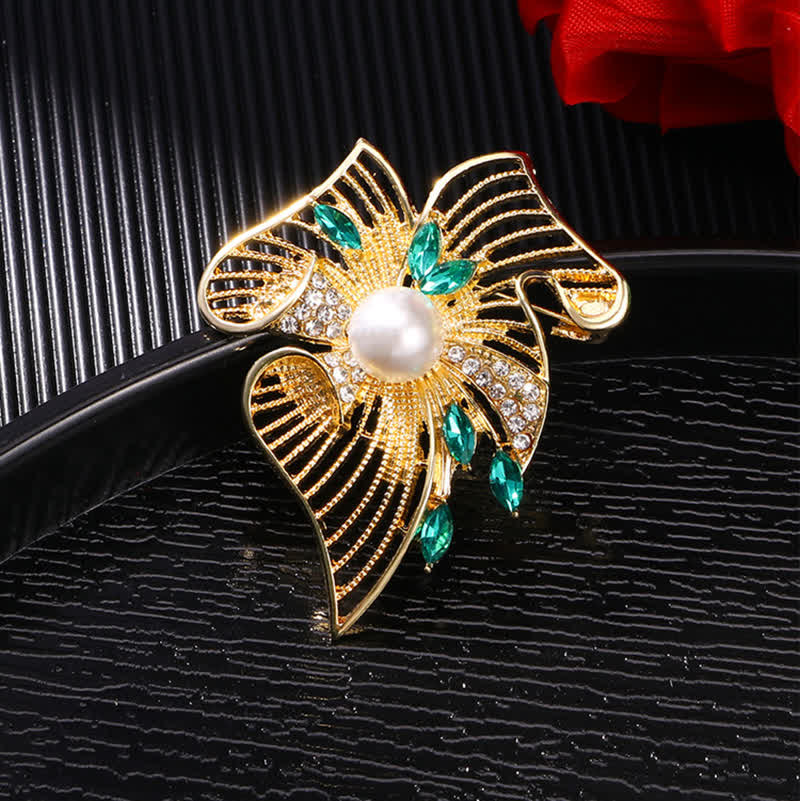 Broche en or avec feuille creuse et strass pour femme