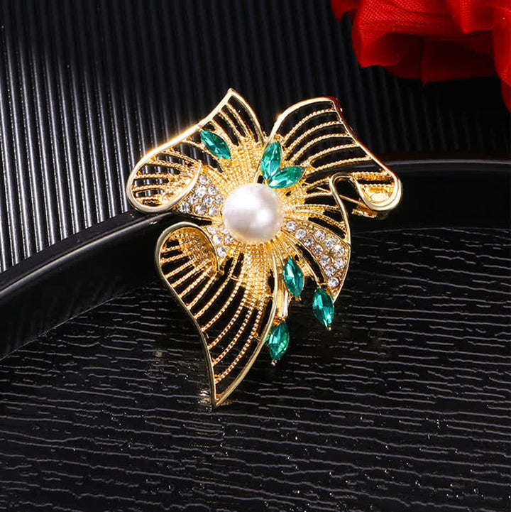 Broche en or avec feuille creuse et strass pour femme