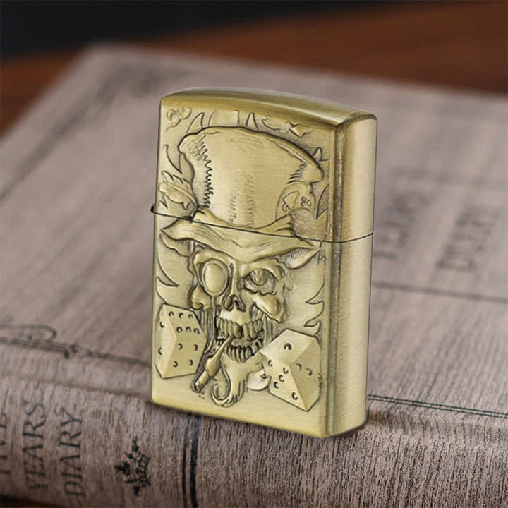 Briquet à pétrole rechargeable en bronze avec tête de mort Joker et dés