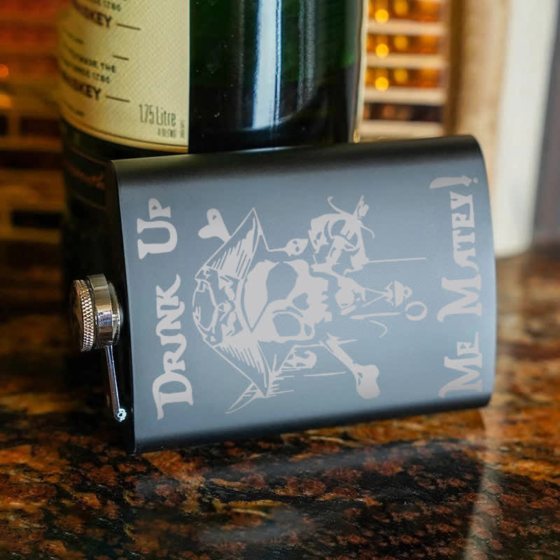 Flacon portable en acier inoxydable à motif laser de crâne de pirate de 2 à 10 oz
