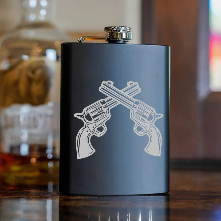 Flacon portable en acier inoxydable à motif laser de pistolets croisés de 2 à 10 oz