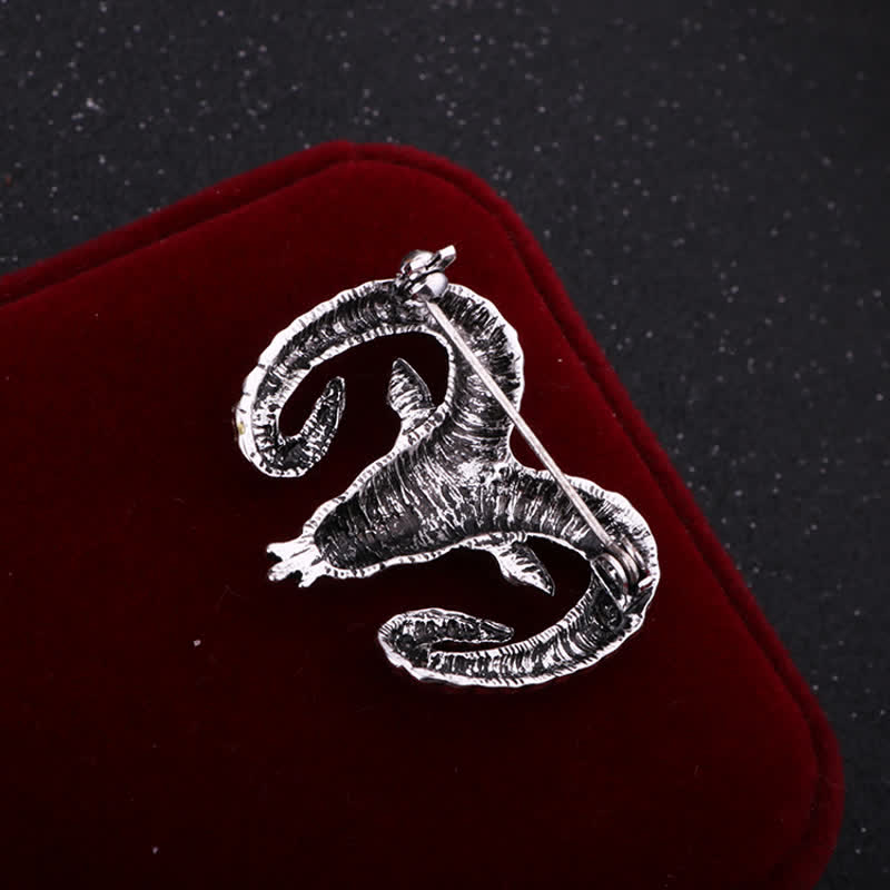 Broche pour homme avec tête de bélier et accessoires animaux