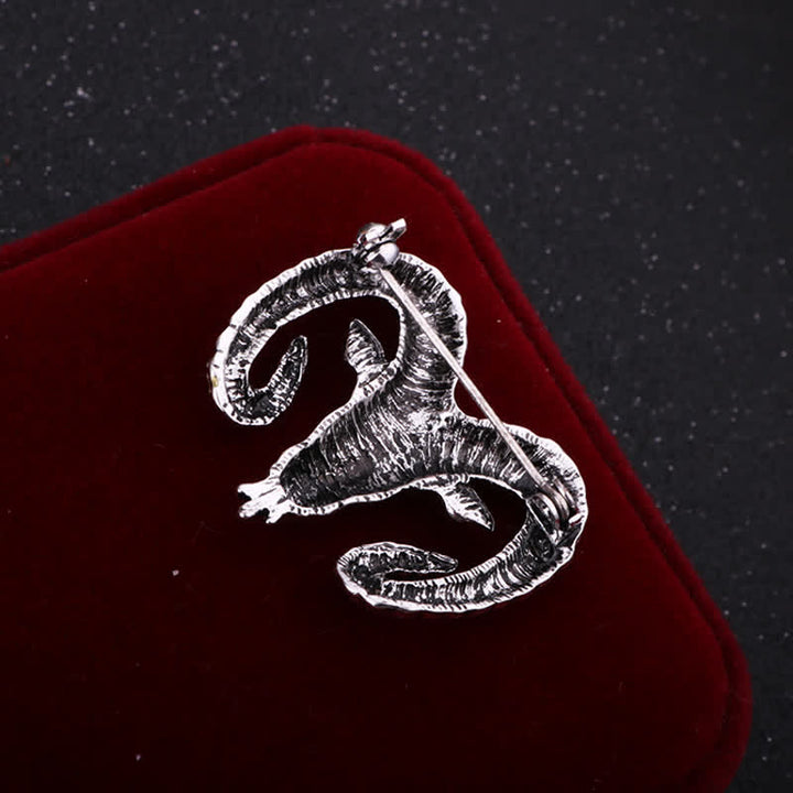 Broche pour homme avec tête de bélier et accessoires animaux