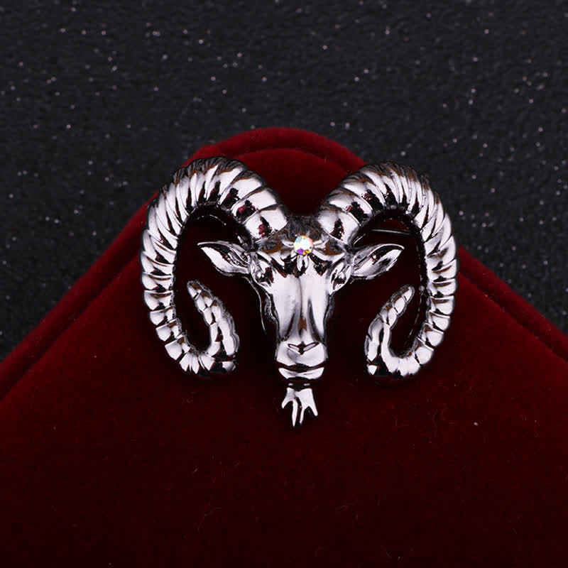 Broche pour homme avec tête de bélier et accessoires animaux