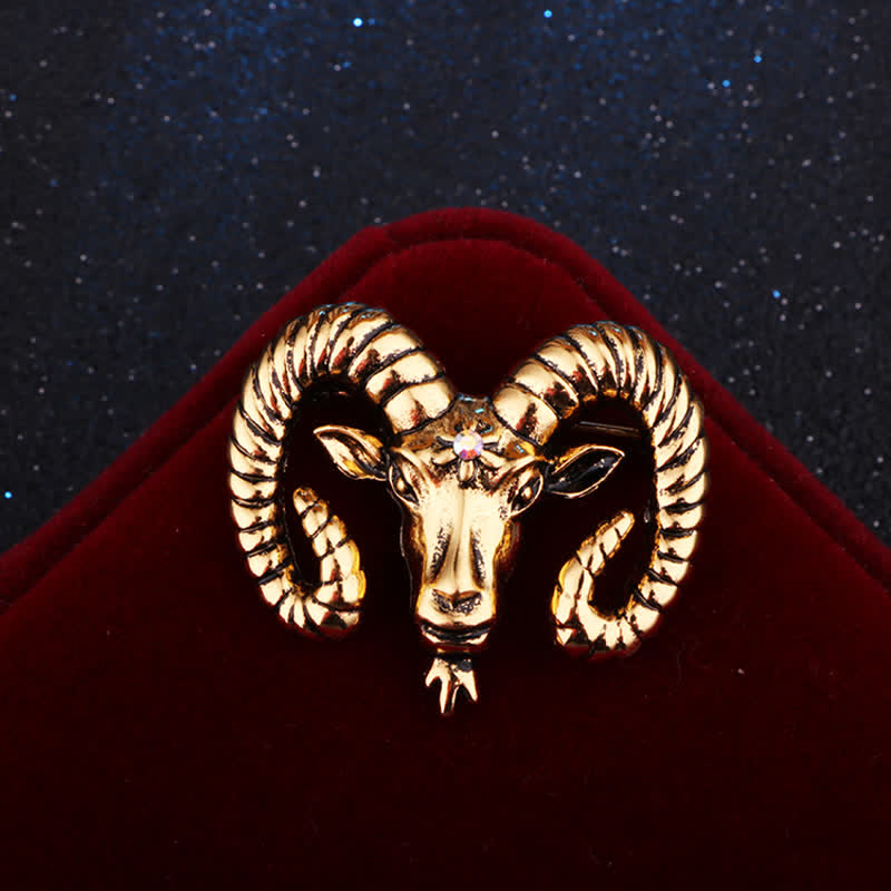 Broche pour homme avec tête de bélier et accessoires animaux