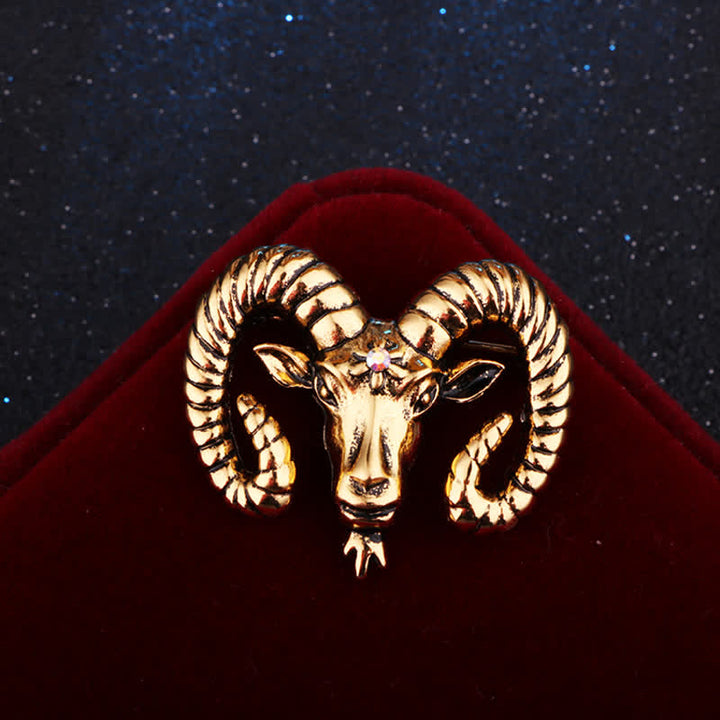 Broche pour homme avec tête de bélier et accessoires animaux