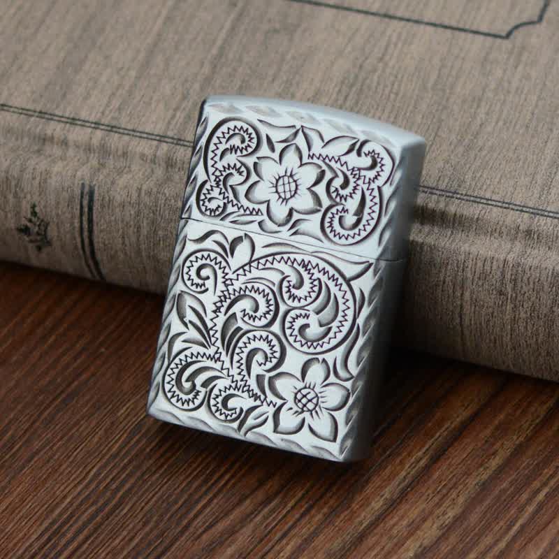 Briquet au butane rechargeable au design élégant en relief de fleurs