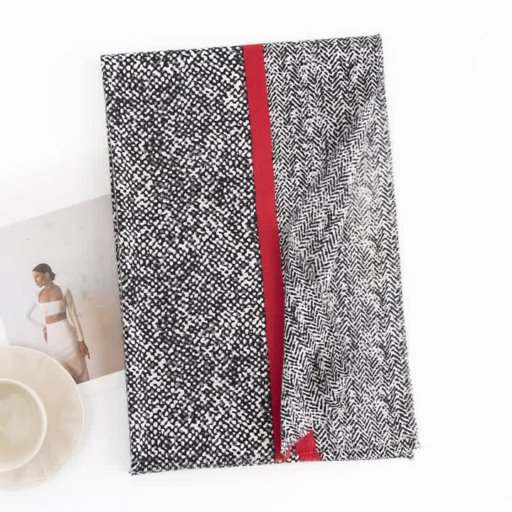 Écharpe à motif peau de serpent noire pour femme avec ligne rouge - image 1