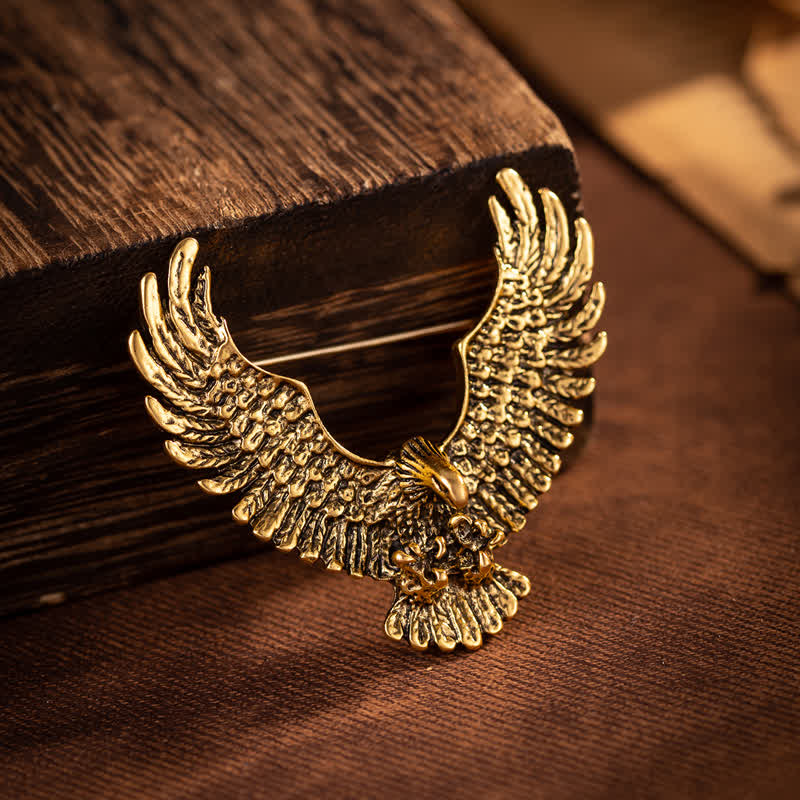 Broche rétro pour homme représentant un aigle aux ailes déployées - Or antique - image 0