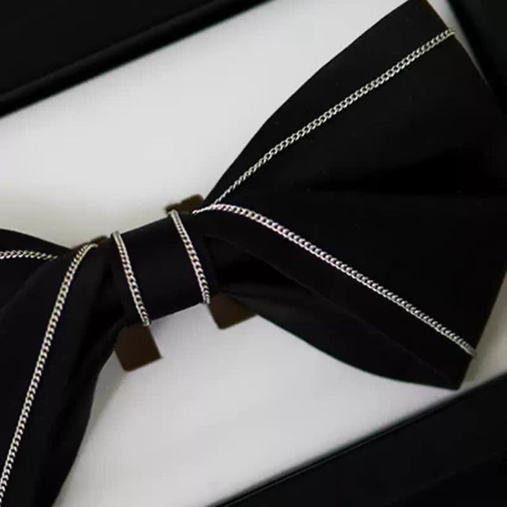 Nœud papillon noir uni avec chaîne et accents argentés pour homme