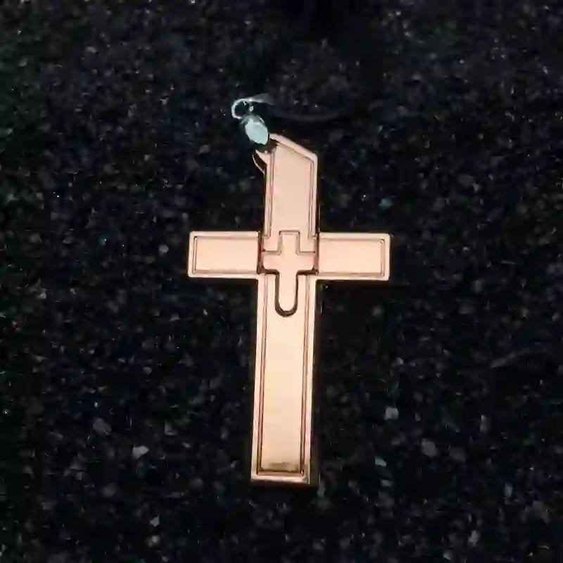 Collier multifonction avec pendentif mini croix et couteau caché