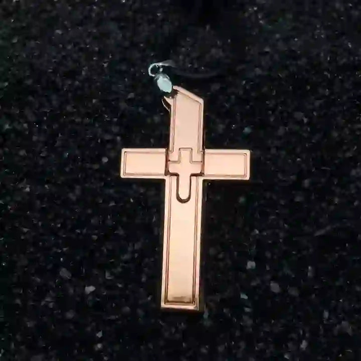 Collier multifonction avec pendentif mini croix et couteau caché