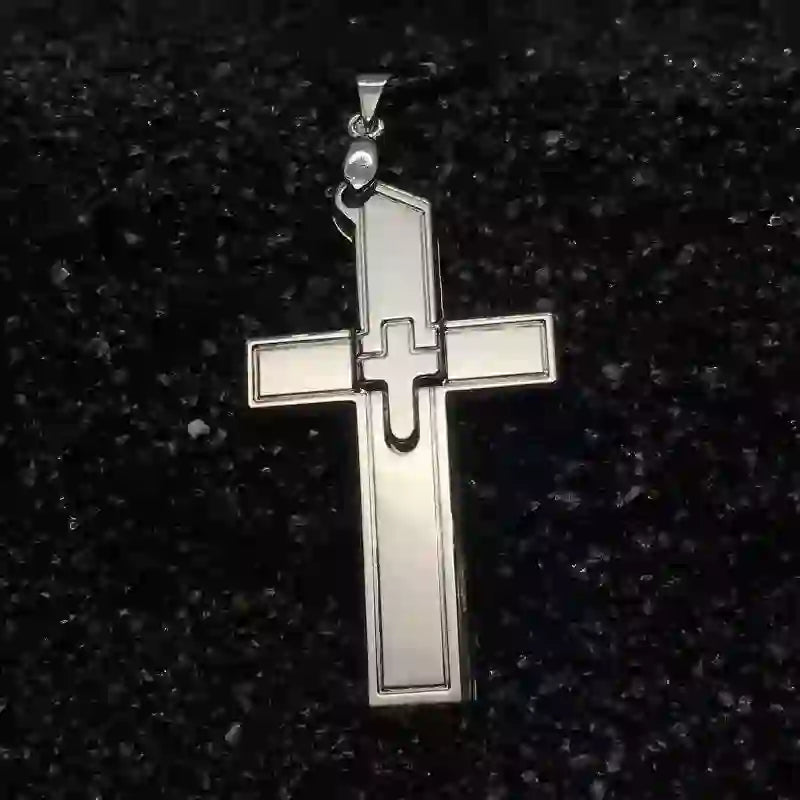 Collier multifonction avec pendentif mini croix et couteau caché