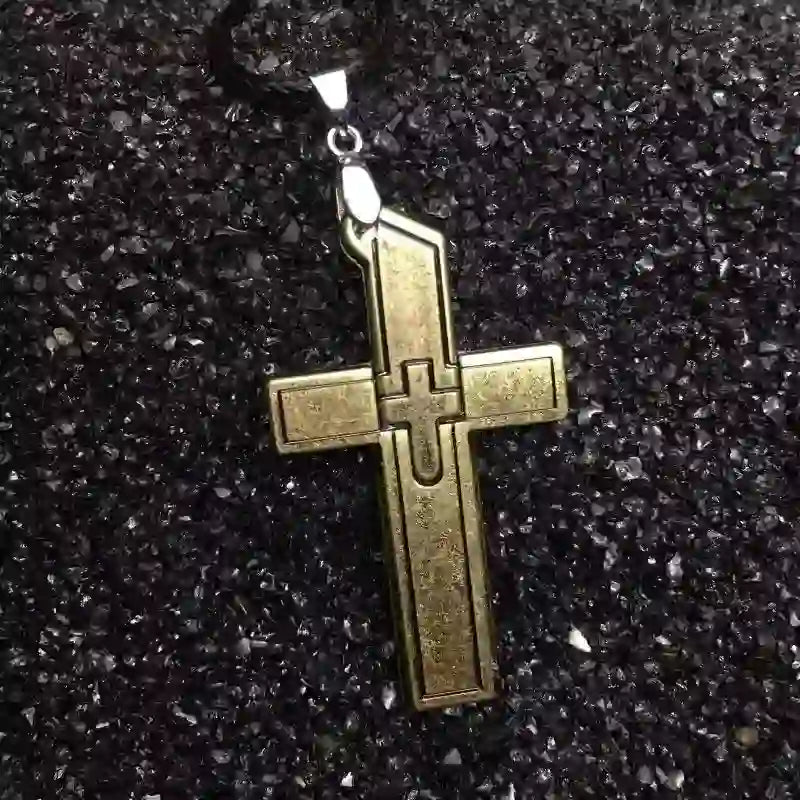 Collier multifonction avec pendentif mini croix et couteau caché