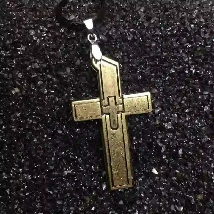 Collier multifonction avec pendentif mini croix et couteau caché