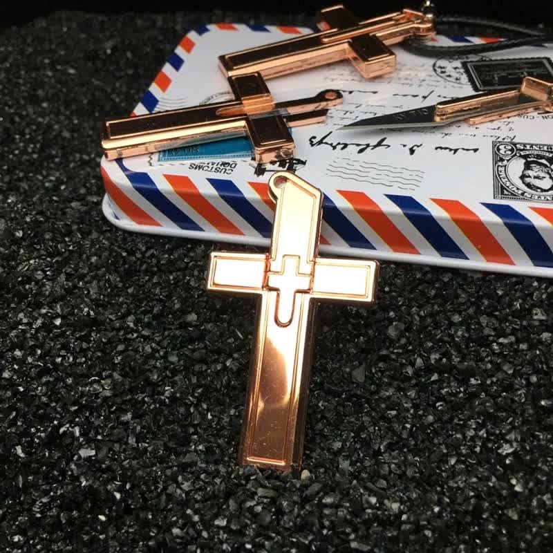 Collier multifonction avec pendentif mini croix et couteau caché