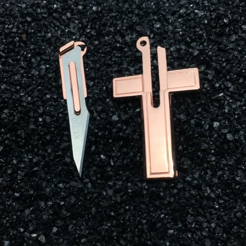 Collier multifonction avec pendentif mini croix et couteau caché